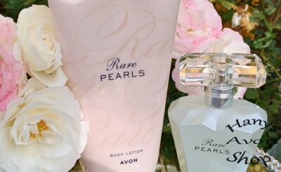 Rare Pearls 2-teiliges Duftset bestehend aus Parfuem und Bodylotion mit Rosen im Hintergrund.